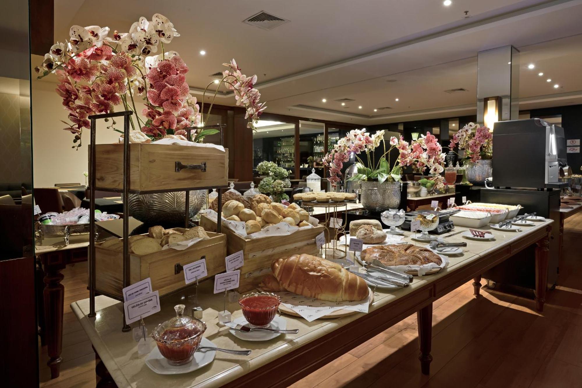 Hotel Mont Blanc Premium Ribeirão Preto Eksteriør bilde A buffet at a hotel