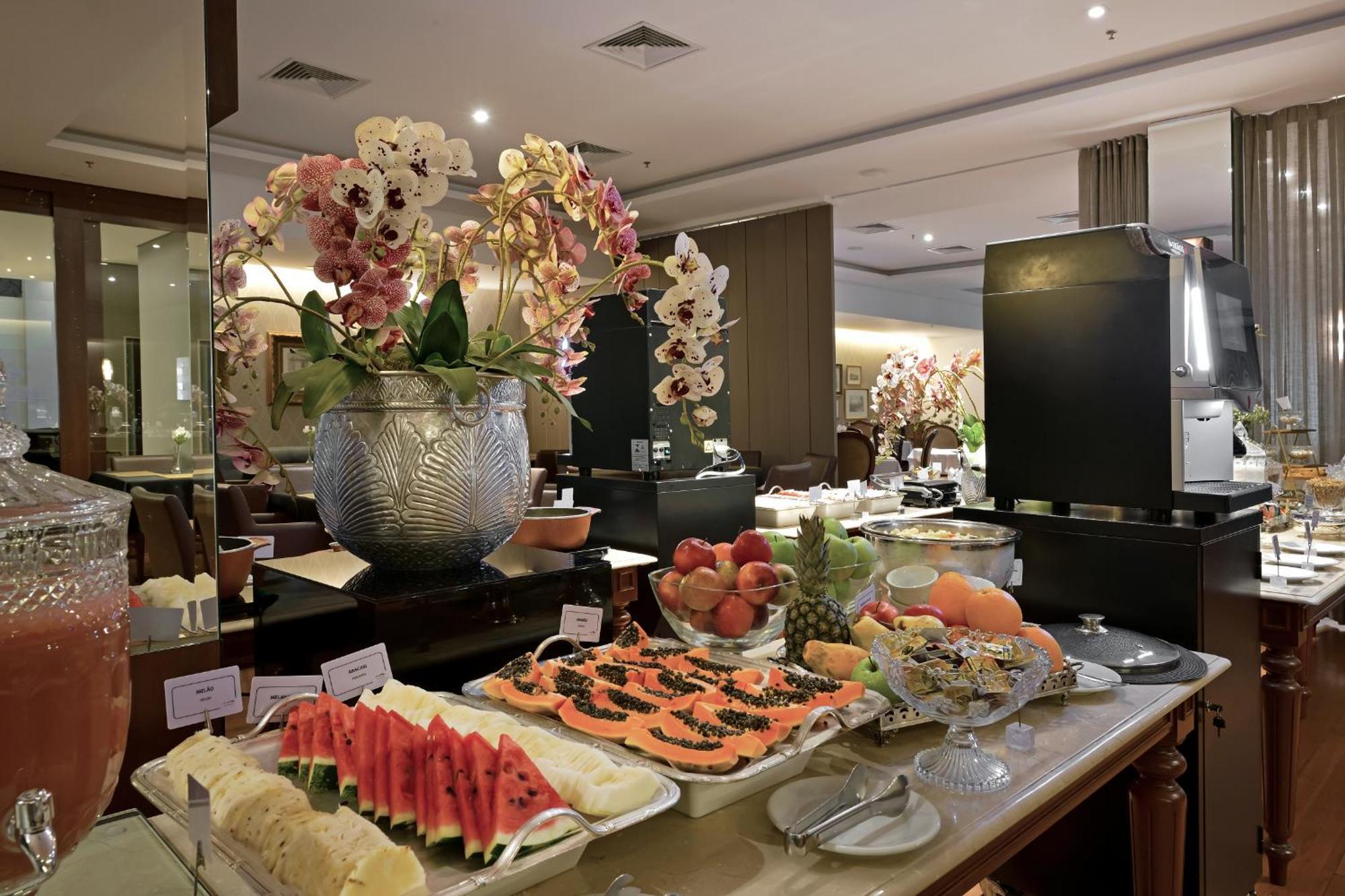 Hotel Mont Blanc Premium Ribeirão Preto Eksteriør bilde A fruit salad buffet