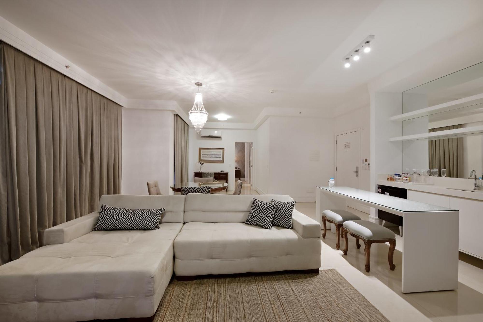 Hotel Mont Blanc Premium Ribeirão Preto Rom bilde A living room with a wet bar